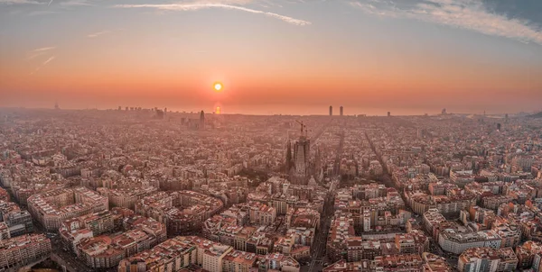 Panoramiczne zdjęcie drona z centrum Barcelony ze wschodem słońca na plaży — Zdjęcie stockowe