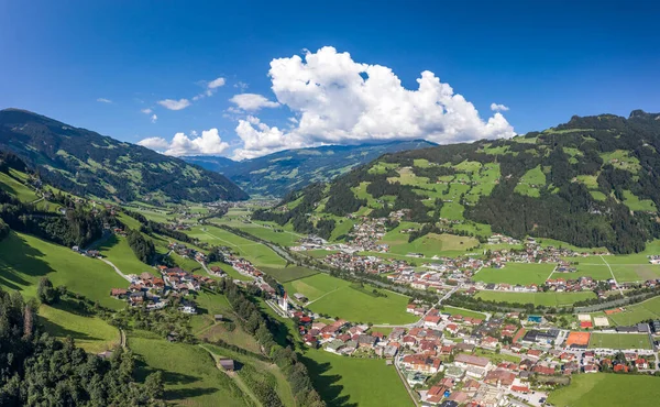 Flygdrönare bild av Zillertal dalen med moln i Tyrolen Österrike sommar — Stockfoto