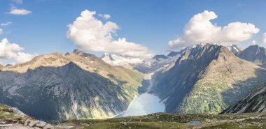 Avusturya 'daki Zillertal Alpleri' nin Olpererhutte tepesindeki Schlegeisspeicher buzulunun panoramik görüntüsü