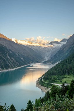 Gün batımında Schlegeisspeicher rezervuar buzul manzarası dağ oluşturur.