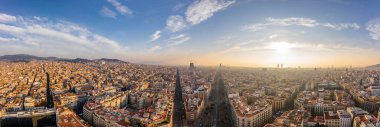 Avinguda Diagonal 'ın sabah gündoğumunda Barcelona' da çekilen Pano hava aracı görüntüsü.