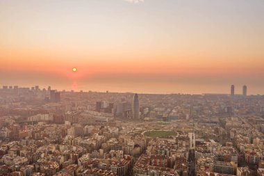 Barselona plajında yükselen güneşin insansız hava aracı görüntüsü.