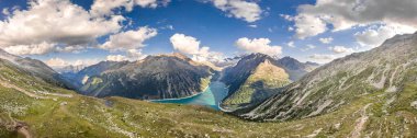Avusturya 'daki zillertal alplerde Schlegeisspeicher buzulunun hava panoramik görüntüsü.