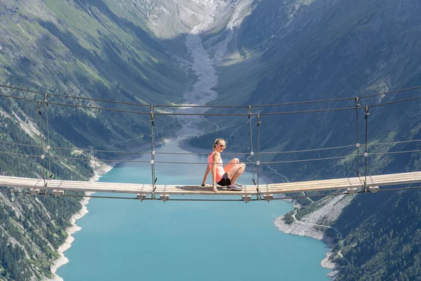 Olpererhutte, Avusturya - 7 Ağustos 2020: Swing Köprüsü 'nde fotoğraf için kadın turist pozu — Stok fotoğraf