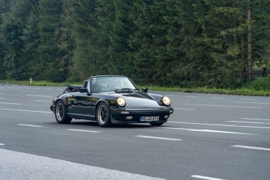 Grossglockner, Avusturya - 8 Ağustos 2020: Yaz sabahı yüksek dağlık yolda klasik Porsche araba