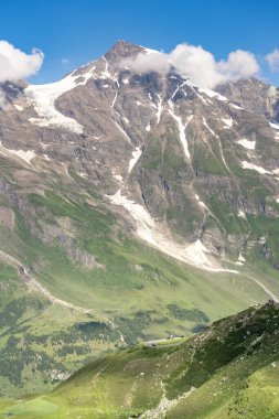 Avusturya 'daki Grossglockner dağ sırasının önündeki Sserpentine yüksek alp yolu.