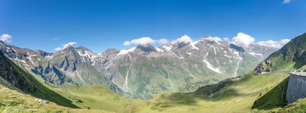 Πανοραμική θέα της οροσειράς Grossglockner από τον υψηλό αλπικό δρόμο το ηλιόλουστο καλοκαίρι στην Αυστρία — Φωτογραφία Αρχείου