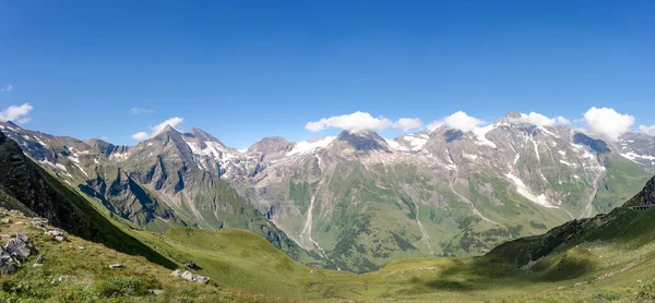 Panoramisch uitzicht op de Grossglockner bergketen vanaf de hoge bergweg in de zomer in Oostenrijk — Stockfoto