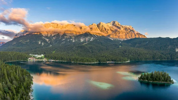 Almanya 'daki Eibsee Gölü' nün kıyısındaki Zugspitze 'de sisli Alpenglow' un insansız hava aracı görüntüsü. — Stok fotoğraf