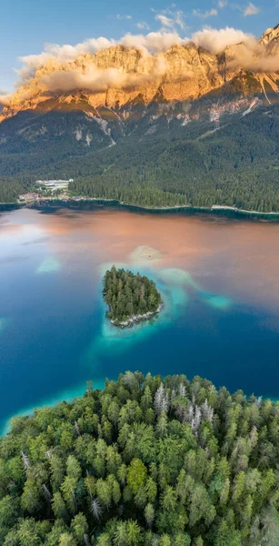 Aerial drone shot of Alpenglow with fog on Zugspitze by Eibsee lake in Germany — Foto de Stock