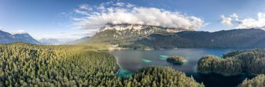 Almanya 'daki Eibsee Gölü' nün kıyısındaki Zugspitze Dağı 'nın panoramik hava manzarası.