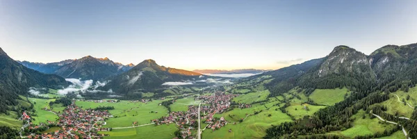 日落时德国奥地利边境的Bad Oberdorf村全景 — 图库照片