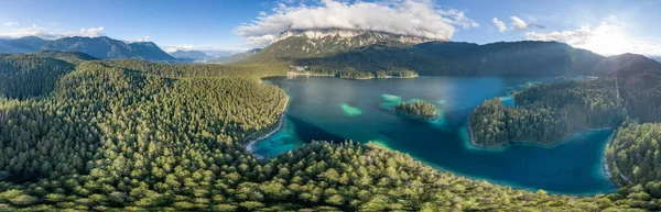 360 Vista aérea panorámica del lago Eibsee por Zugspitze en Alemania verano antes de la puesta del sol — Foto de Stock