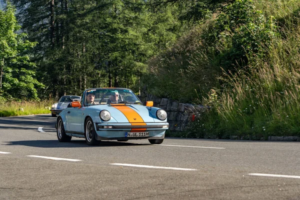 Grossglockner, Áustria - 08 de agosto de 2020: Carro Porsche Vintage na estrada alpina alta na manhã de verão — Fotografia de Stock