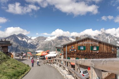 Grossglockner, Avusturya - 8 Ağustos 2020: Ahşap kulübe restoranı Edelweisshutte Hohe Tauern dağ sırası manzaralı