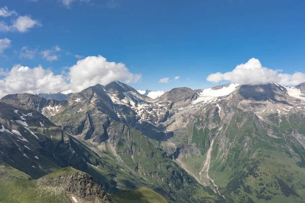 Nubes sobre la cumbre en la cordillera Grossglockner vista desde Taxenbacher Fusch carretera alpina alta en Austria —  Fotos de Stock