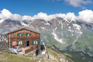 Grossglockner, Avusturya - 8 Ağustos 2020: Ahşap kulübe restoranı Edelweisshutte Hohe Tauern dağ sırası manzaralı