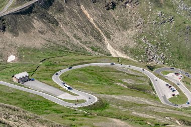 Avusturya 'daki Grossglockner Dağı' ndaki yüksek dağlık alp yolunda araçlar