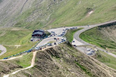 Grossglockner, Avusturya - 8 Ağustos 2020: Edelweissspitze bakış açısına kadar sürünen turistler