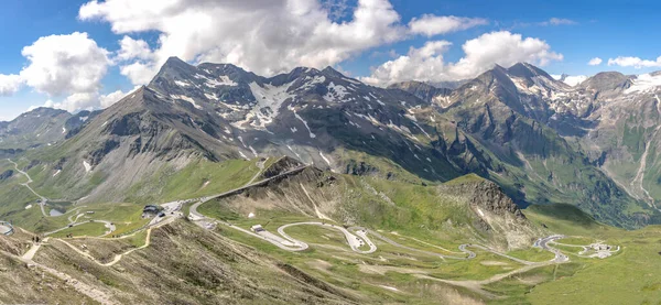 Avusturya 'daki Edelweissspitze' den Grossglockner Dağı 'ndaki yılan yüksek dağlık yolunun panoramik manzarası