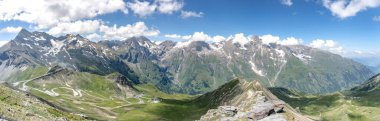 Avusturya 'daki Edelweissspitze' den Grossglockner Dağı 'ndaki yılan yüksek dağlık yolunun panoramik manzarası