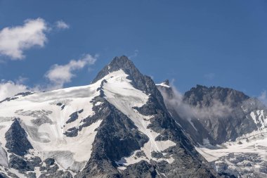 Grossglockner Dağı zirvesinin karlı zirvesi Avusturya 'da yaz öğleden sonra