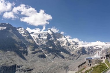Grossglockner, Avusturya - 8 Ağustos 2020: Buzul manzaralı yaz mevsimi
