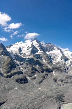 Avusturya 'daki Kayzer-Franz-Josef-Hoehe bakış açısından Pasterze buzuluyla Karlı Grossglockner zirvesi