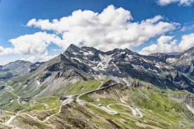 Grossglockner Avusturya 'daki Edelweissspitze' den kıvrımlı yüksek dağlık yol manzarası