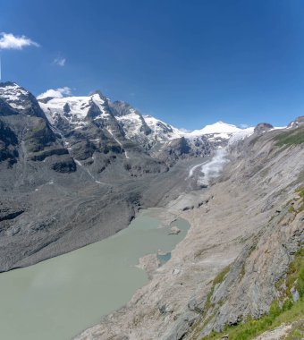 Avusturya 'daki Kayzer-Franz-Josef-Hoehe bakış açısından Pasterze buzuluyla Karlı Grossglockner zirvesi