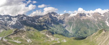 Avusturya 'daki Edelweissspitze' den Grossglockner Dağı 'ndaki yılan yüksek dağlık yolunun panoramik manzarası