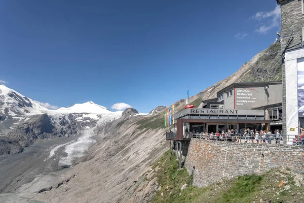 Grossglockner, Áustria - 08 de agosto de 2020: Turistas admiram a cúpula de Grossglockner no ponto de vista de kaiser-franz-josefs-hohe — Fotografia de Stock