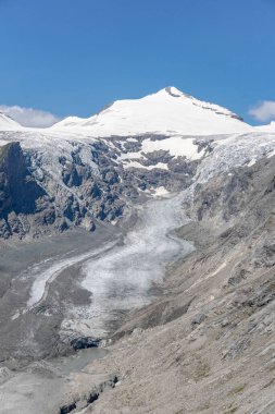 Avusturya 'daki Kayzer-Franz-Josef-Hoehe bakış açısından Pasterze buzuluyla Karlı Grossglockner zirvesi