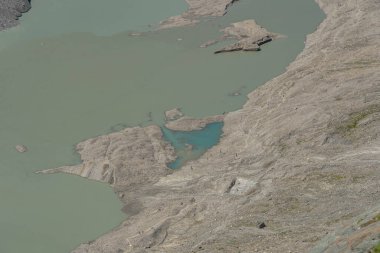 Avusturya 'daki Kayzer-Franz-Josef-Hoehe' den Grossglockner 'ın erimiş buzulunda yürüyen turistler