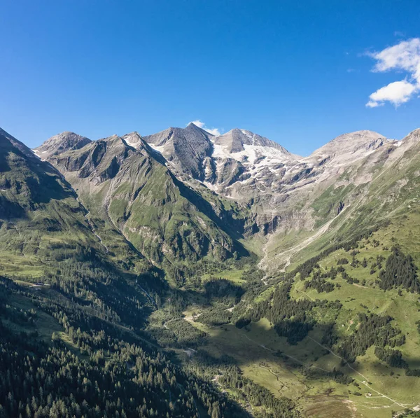 Літом в Австрії спалахнула сніжна гора Гроссгсглокнера. — стокове фото