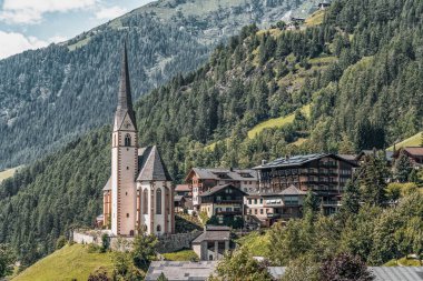 Grossglockner dağındaki Heiligenblut Avusturya Kilisesi