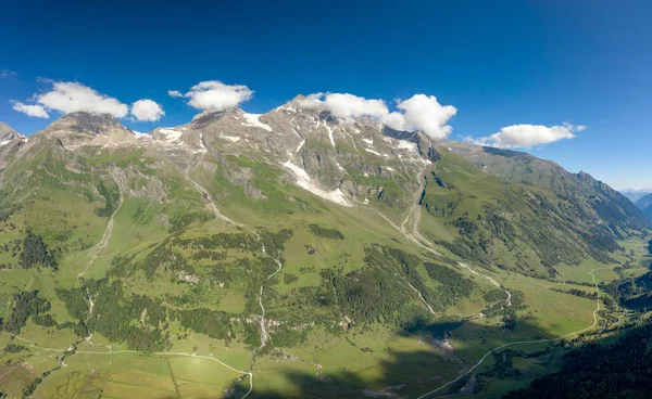 Flygdrönare skott av Grossglockner bergskedja dalen på sommaren i Österrike — Stockfoto