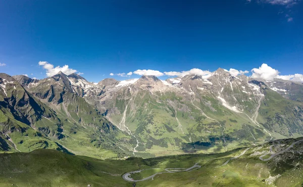 Αεροφωτογραφία της οροσειράς Grossglockner με serpentine Taxenbacher Fusch υψηλό αλπικό δρόμο στην Αυστρία — Φωτογραφία Αρχείου