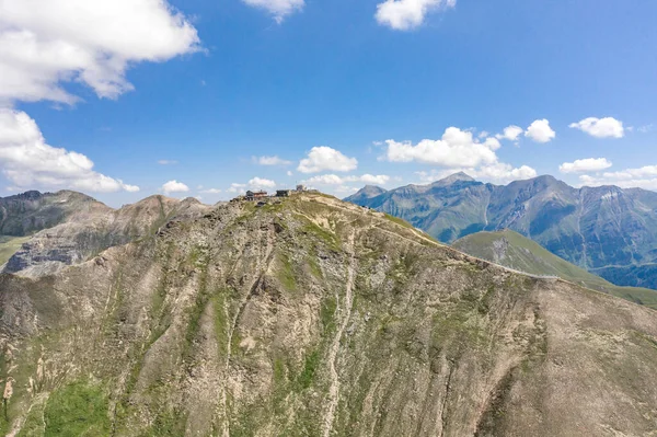 Vista aérea do drone do ponto de vista de Edelweissspitze na Grossglockner Taxenbacher Fusch High Alpine Road na Áustria — Fotografia de Stock