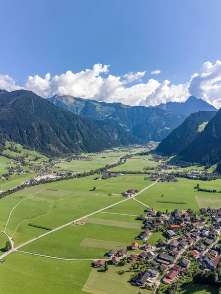 Flygdrönare bild av Zillertal dalen med moln i Tyrolen Österrike sommar — Stockfoto