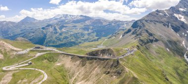 Avusturya 'nın Grossglockner kentindeki Yılan Taksici Fusch yüksek alp yolunun havadan panoramik görüntüsü