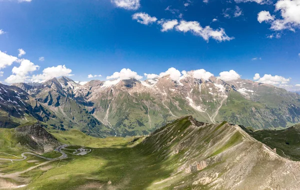 Повітряний безпілотний вид на гірський хребет Гроссґлокнер з високою гірською дорогою серпентину в Австрії. — стокове фото