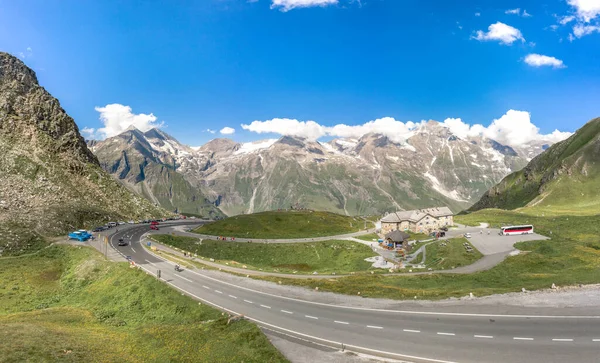 Zdjęcie z drona lotniczego restauracji przy alpejskiej drodze na górze Grossglockner w Austrii — Zdjęcie stockowe