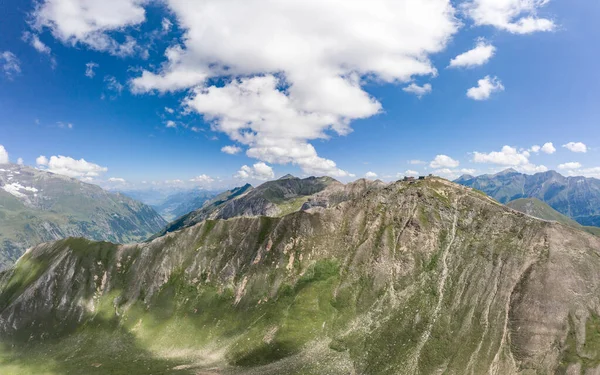 Повітряний безпілотний вид на вид Edelweissspitze на Grossglockner Taxenbacher Fusch High Alpine Road в Австрії — стокове фото