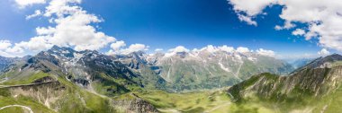 Avusturya 'nın Grossglockner kentindeki Yılan Taksici Fusch yüksek alp yolunun havadan panoramik görüntüsü