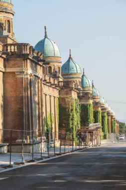 Zagreb, Hırvatistan - 9 Ağustos 2020: 2020 depreminden sonra Mirogoj mezarlığının dış görünümü