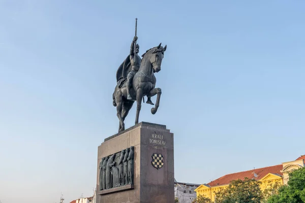 克罗地亚萨格勒布- 2020年8月10日：日落时分，托米斯拉夫国王青铜马术雕像在公园内展出 — 图库照片