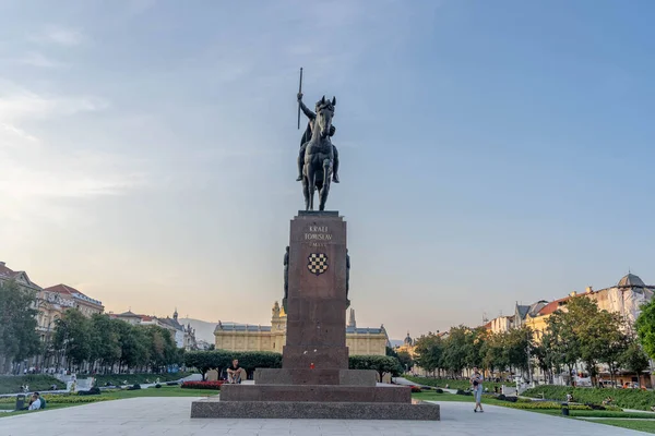 Zagreb, Croácia - 10 de agosto de 2020: Estátua equestre de bronze do rei Tomislav no parque ao pôr-do-sol — Fotografia de Stock