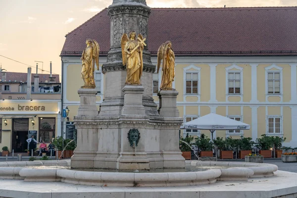 Záhřeb, Chorvatsko - 10. srpna 2020: Zlatý anděl držící kříž na fontáně před Záhřebskou katedrálou — Stock fotografie