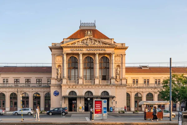 Zagreb, Croácia - 10 de agosto de 2020: Estação ferroviária Glavni Kolodvor no centro durante a hora do pôr-do-sol — Fotografia de Stock